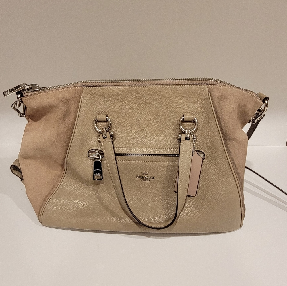 🌲 Coach purse, neutral beige. Hand carry or crossbody options.